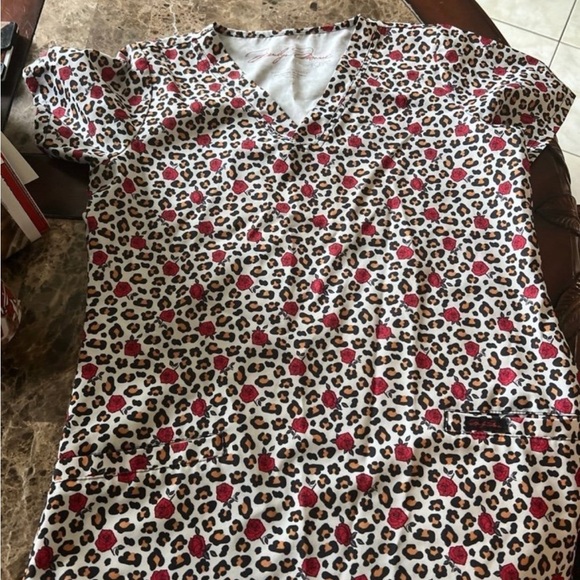 Small scrub to cheetah and rose print - Picture 2 of 5